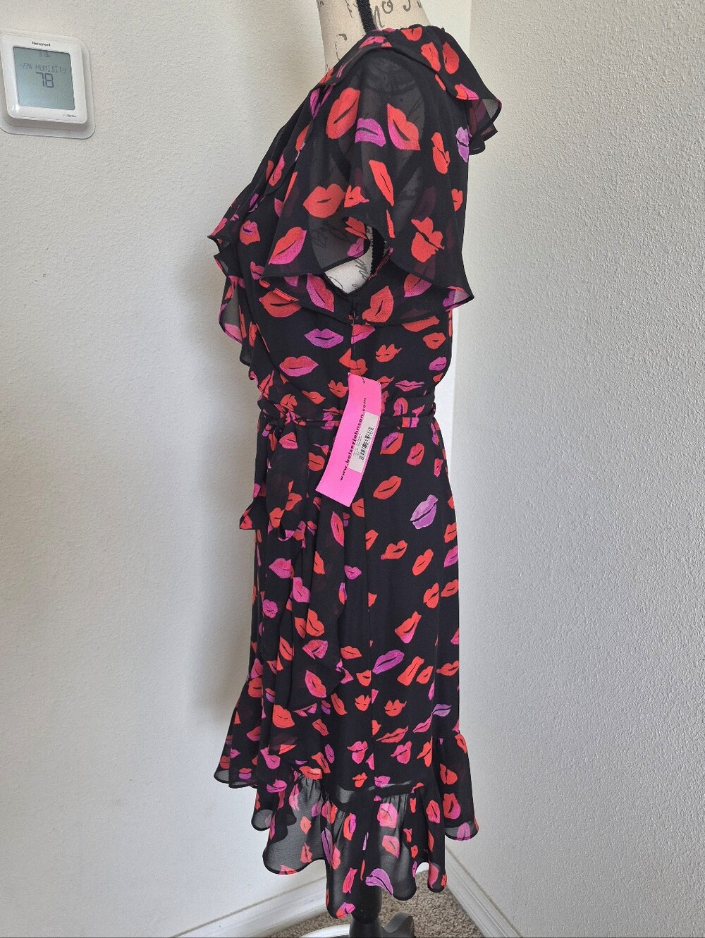 Betsey Johnson Red Kiss Lip Print Wrap Dress Size 12 Ruffle Cocktail party NWT - Picture 12 of 14